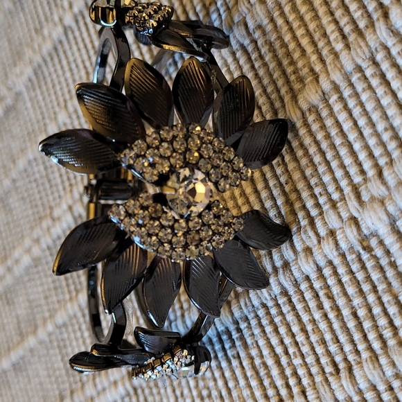 Beautiful Rhinestone Gunmetal Toned Cuff Bracelet - Picture 8 of 8